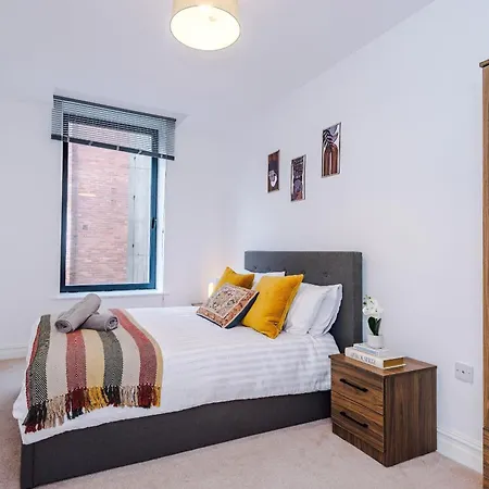 The Urban Hub - 2 Bed Apartment By Leeds Station Apartment *