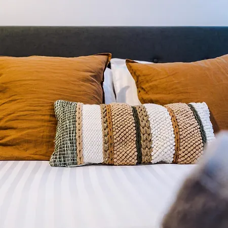 The Urban Hub - 2 Bed Apartment By Leeds Station *
