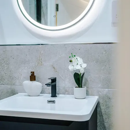 The Urban Hub - 2 Bed Apartment By Leeds Station *