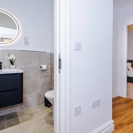 The Urban Hub - 2 Bed Apartment By Leeds Station *