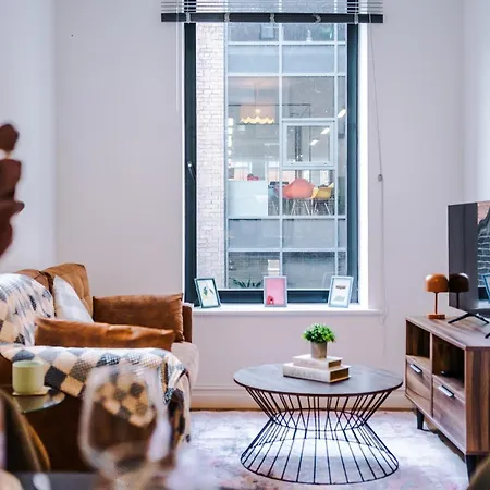 The Urban Hub - 2 Bed Apartment By Leeds Station *